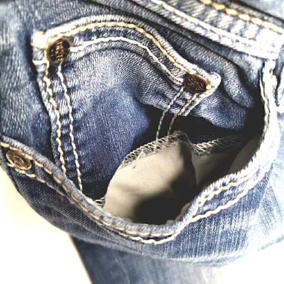 BKE Harper EUC Women's 6 Curvy Embroidered Hand Sanded and  BPL1107 Crop Jeans - Picture 4 of 15